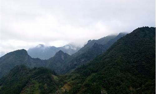 重峦叠嶂的读音-重峦叠嶂的拼音怎么读音